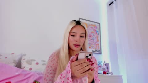 Snapshot of _viioletweekend_ chatting on March 1, 9:37 pm online show from March 1, 9:37 pm