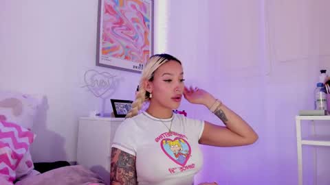 Snapshot of _viioletweekend_ chatting on March 3, 5:29 pm online show from March 3, 5:29 pm