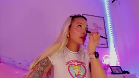 Snapshot of _viioletweekend_ chatting on March 11, 8:42 pm online show from March 11, 8:42 pm