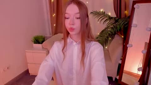 Snapshot of _violet_mills_ chatting on October 19, 1:28 am Violet online show from October 19, 1:28 am