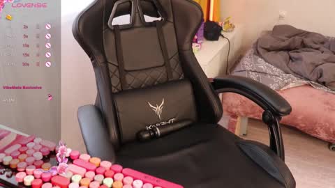 Snapshot of _viv1an_ chatting on October 16, 6:58 am Alis online show from October 16, 6:58 am