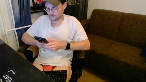 Snapshot of _whoisthatguy_ chatting on November 6, 3:46 pm _whoisthatguy_ online show from November 6, 3:46 pm