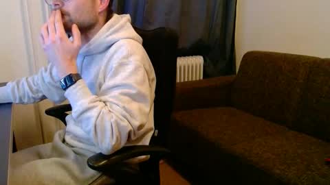 Snapshot of _whoisthatguy_ chatting on November 25, 4:51 pm _whoisthatguy_ online show from November 25, 4:51 pm