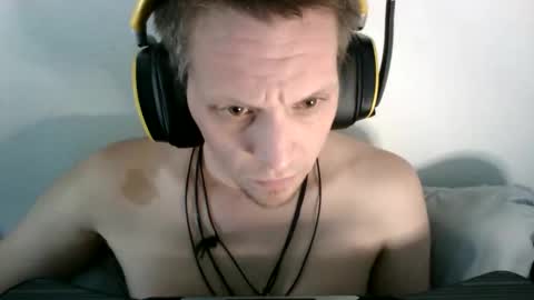 Snapshot of a_bored_dragon chatting on December 18, 6:58 pm A Bored Dragon online show from December 18, 6:58 pm