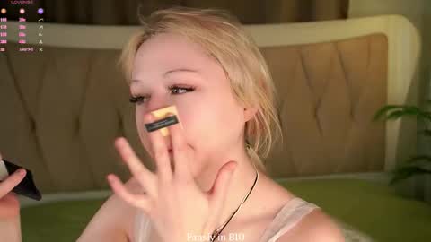 Snapshot of aameow chatting on October 20, 3:12 pm Amy online show from October 20, 3:12 pm