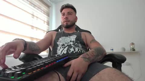 Snapshot of aaron_coltten chatting on December 3, 5:33 pm Aaron Coltten online show from December 3, 5:33 pm