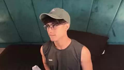 Snapshot of aaron_eze chatting on April 10, 12:43 pm Aaron Ezequiel online show from April 10, 12:43 pm