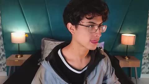 Aaron Ezequiel online show from June 3, 1:03 pm