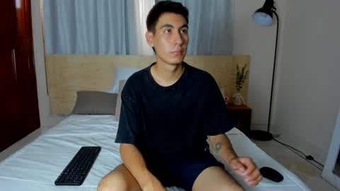 Snapshot of aaron_revolt chatting on July 9, 7:51 pm aaron_revolt online show from July 9, 7:51 pm