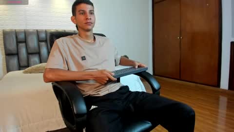 Aaron online show from April 14, 8:37 pm