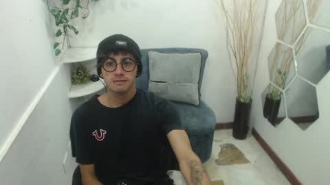 Snapshot of aaronbeer_ chatting on February 11, 11:26 am Aaron online show from February 11, 11:26 am