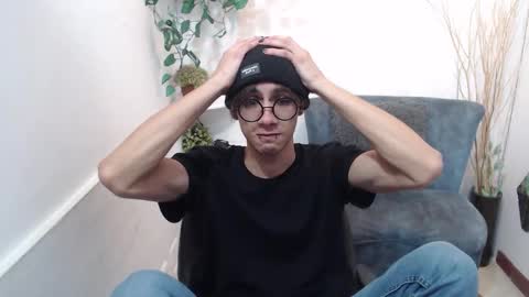 Snapshot of aaronbeer_ chatting on February 28, 11:44 am Aaron online show from February 28, 11:44 am