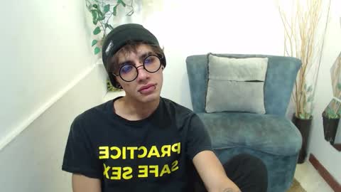 Snapshot of aaronbeer_ chatting on March 2, 12:01 pm Aaron online show from March 2, 12:01 pm