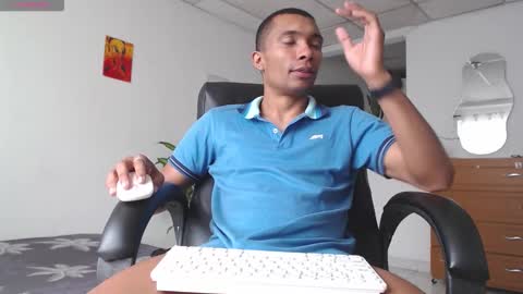 Heyy my name is Aaron online show from November 30, 2:43 pm