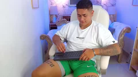 Snapshot of aaronn_12 chatting on December 2, 11:26 am Aaron online show from December 2, 11:26 am