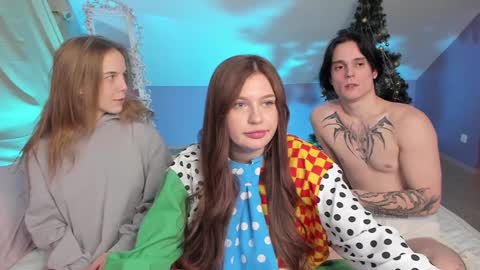 Snapshot of aataraxx chatting on December 15, 11:42 pm Fiona and Harry online show from December 15, 11:42 pm