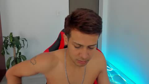 Independence model AbelAsburgo online show from January 6, 7:06 pm