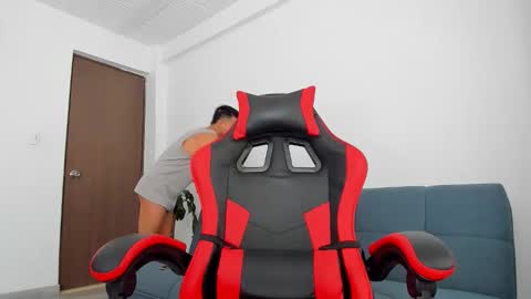 Independence model AbelAsburgo online show from March 21, 11:48 am