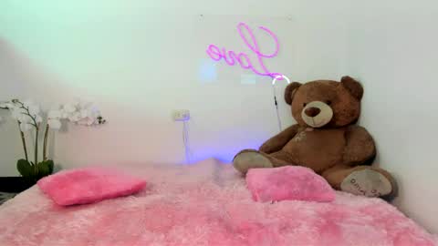 Snapshot of abellaconnor chatting on January 8, 7:24 pm Abella and Kendra online show from January 8, 7:24 pm