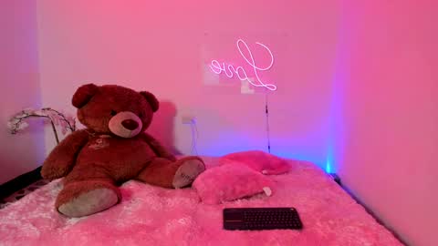 Snapshot of abellaconnor chatting on January 11, 11:35 pm Abella and Kendra online show from January 11, 11:35 pm