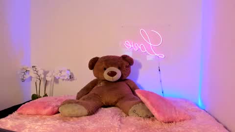 Snapshot of abellaconnor chatting on January 18, 11:22 pm Abella and Kendra online show from January 18, 11:22 pm