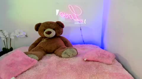 Snapshot of abellaconnor chatting on January 28, 8:58 pm Abella and Kendra online show from January 28, 8:58 pm