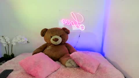 Snapshot of abellaconnor chatting on February 1, 8:05 pm Abella and Kendra online show from February 1, 8:05 pm