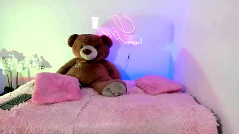 Snapshot of abellaconnor chatting on February 11, 8:42 pm Abella and Kendra online show from February 11, 8:42 pm