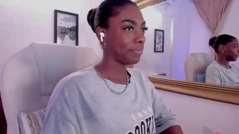 Snapshot of abigail_montoya chatting on February 19, 11:17 am Abigail online show from February 19, 11:17 am