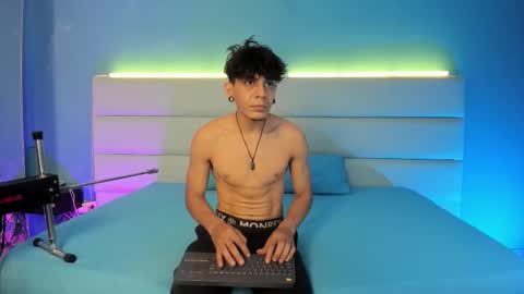 Abril and Julian online show from February 27, 11:43 am