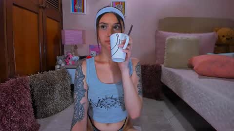 Snapshot of abrilrussell_ chatting on March 4, 4:51 am Abril online show from March 4, 4:51 am