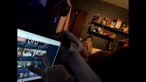 acouplesinners online show from October 23, 5:40 am