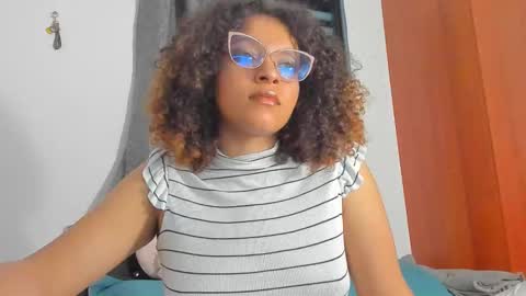 Snapshot of ada_gales_ chatting on November 4, 2:43 am  Isa  online show from November 4, 2:43 am