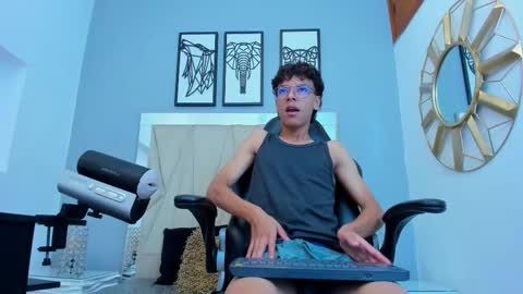 Snapshot of adams_bobby chatting on November 6, 1:01 pm Adams Bobby online show from November 6, 1:01 pm