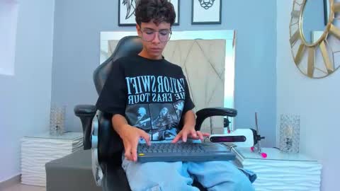 Snapshot of adams_bobby chatting on November 10, 12:04 pm Adams Bobby online show from November 10, 12:04 pm