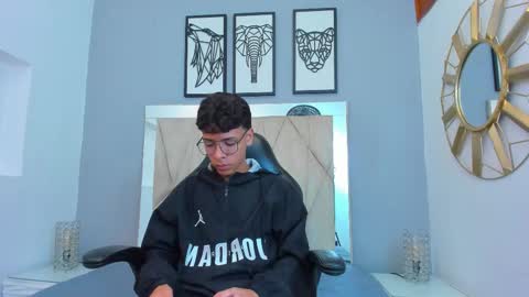 Snapshot of adams_bobby chatting on November 11, 11:32 am Adams Bobby online show from November 11, 11:32 am