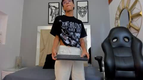 Snapshot of adams_bobby chatting on November 18, 11:47 am Adams Bobby online show from November 18, 11:47 am