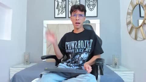 Snapshot of adams_bobby chatting on November 21, 11:31 am Adams Bobby online show from November 21, 11:31 am