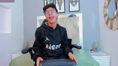 Snapshot of adams_bobby chatting on November 30, 11:25 am Adams Bobby online show from November 30, 11:25 am