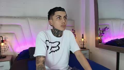 Snapshot of adamswalkerr_ chatting on February 8, 11:57 am AdamsWalkerr online show from February 8, 11:57 am