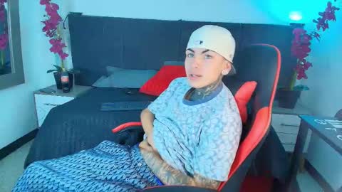 Snapshot of adamswalkerr_ chatting on February 19, 12:01 pm AdamsWalkerr online show from February 19, 12:01 pm