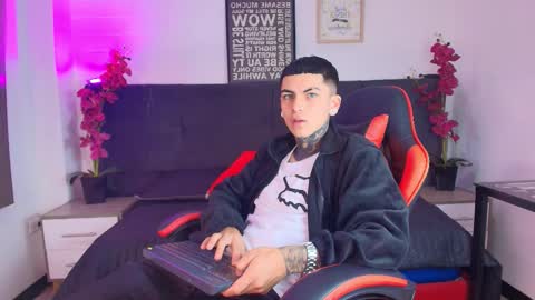 Snapshot of adamswalkerr_ chatting on March 3, 12:11 pm AdamsWalkerr online show from March 3, 12:11 pm