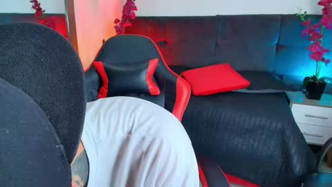 AdamsWalkerr  online show from March 29, 1:05 am