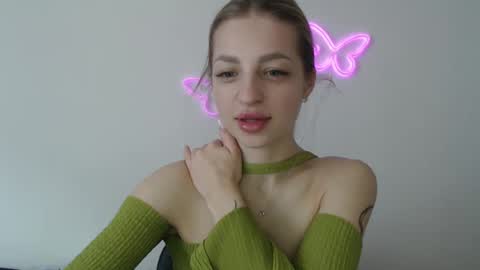 Snapshot of addie_collins chatting on December 3, 11:33 am Kristina online show from December 3, 11:33 am