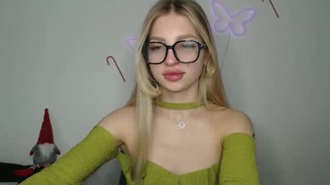Snapshot of addie_collins chatting on December 18, 8:42 am Kristina online show from December 18, 8:42 am