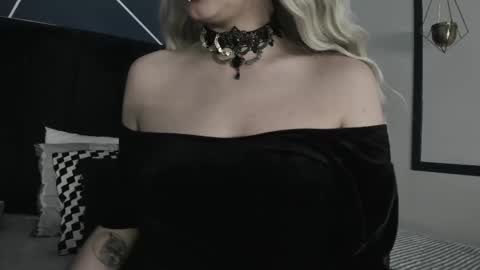 Snapshot of adeelinee chatting on February 10, 7:49 pm Ade  online show from February 10, 7:49 pm