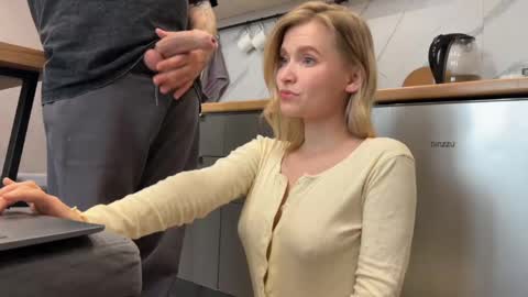 Snapshot of adele_nick2202 chatting on April 11, 12:31 pm Adele Nick online show from April 11, 12:31 pm