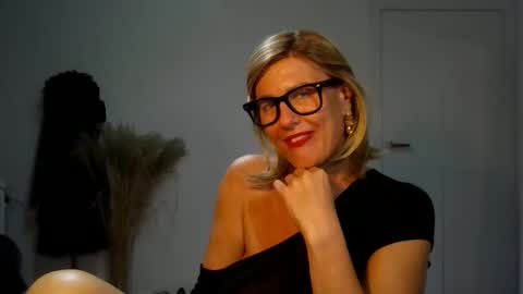 Snapshot of adelemilf40 chatting on October 2, 6:26 pm adelemilf40 online show from October 2, 6:26 pm