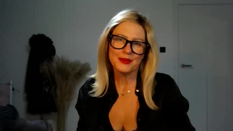 Snapshot of adelemilf40 chatting on October 23, 6:28 pm adelemilf40 online show from October 23, 6:28 pm
