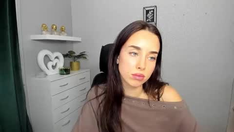 Snapshot of adelesolo chatting on February 19, 1:40 pm Adele online show from February 19, 1:40 pm